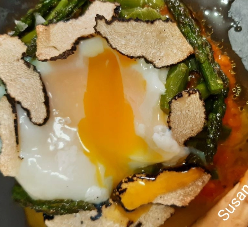Huevo a baja temperatura con espárragos trigueros y trufa fresca con Thermomix