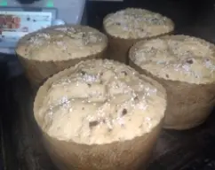 Step <p>Repartimos la masa entre los moldes de panettone ( cubrirá un tercio del molde) y dejamos que leve a temperatura ambiente. Tapamos el molde con un trapo o con film transparente y lo dejamos en un lugar cálido. El tiempo de fermentación depende de muchos factores como es el clima y la humedad, así que no hay que desesperar y lo que tenemos que conseguir es que la masa comience a asomar por el borde del papel del molde, momento perfecto para hornear el panettone. Este tiempo puede ser de entre 2 y 6 horas.</p><p><br></p><p><br></p><p><br></p><p><br></p><p><br></p><p><br></p> illustration