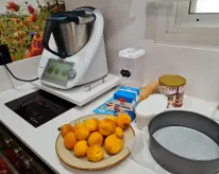 Step <p>Ponga en el vaso las galletas y el cacao y triture 10seg/vel8, incorpore la mantequilla y programe 2 min/37°C/vel 4. Cubra con la mezcla el fondo de un molde desmontable antiadherente de Ø 24 cm, compacte con una ligera presión y reserve en el frigorífico. Lave y seque el vaso.</p> illustration