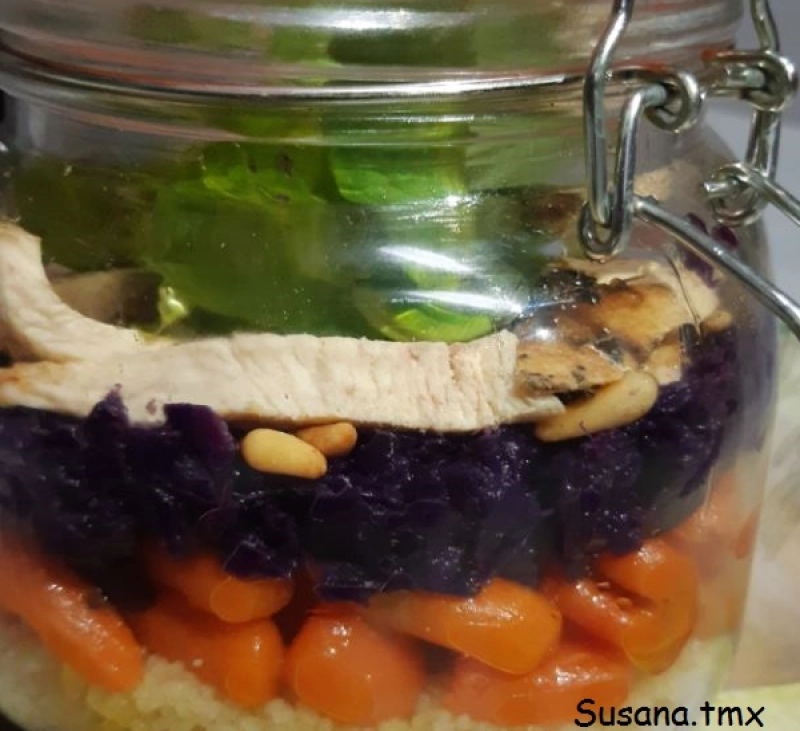 Tarro de pollo a las finas hierbas (al vacio) con cuscús y guarnición