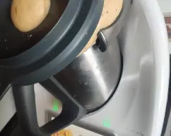 Step <p>Cuando lleve 8 minutos de amasado añadiremos la sal por el vocal y sin parar la máquina y también comenzaremos a añadir la mantequilla poco a poco.</p><p>Continuaremos amasando y cuando falte 1 minuto para finalizar el tiempo añadiremos por el vocal las pasas maceradas con un chorrito de la reducción ( el resto de la reducción la reservaremos) y la nueces (o los trocitos de chocolate, naranja o frutas que hayamos elegido para rellenar nuestro panettone).</p><p>Dejaremos que leve la masa y que asome por el bocal de la Thermomix (dos horas aproximadamente dependiendo de la temperatura). Con la espátula bajamos la masa hacia el fondo y amasamos programando 1 minuto/ Velocidad espiga.</p><p><br></p><p><br></p> illustration