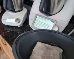 Step <p>Mientras tanto sellamos en la sartén la carne, la salpimentamos y envolvemos en una hoja de papel de horno haciendo un papillote y reservamos en el varoma.</p> illustration