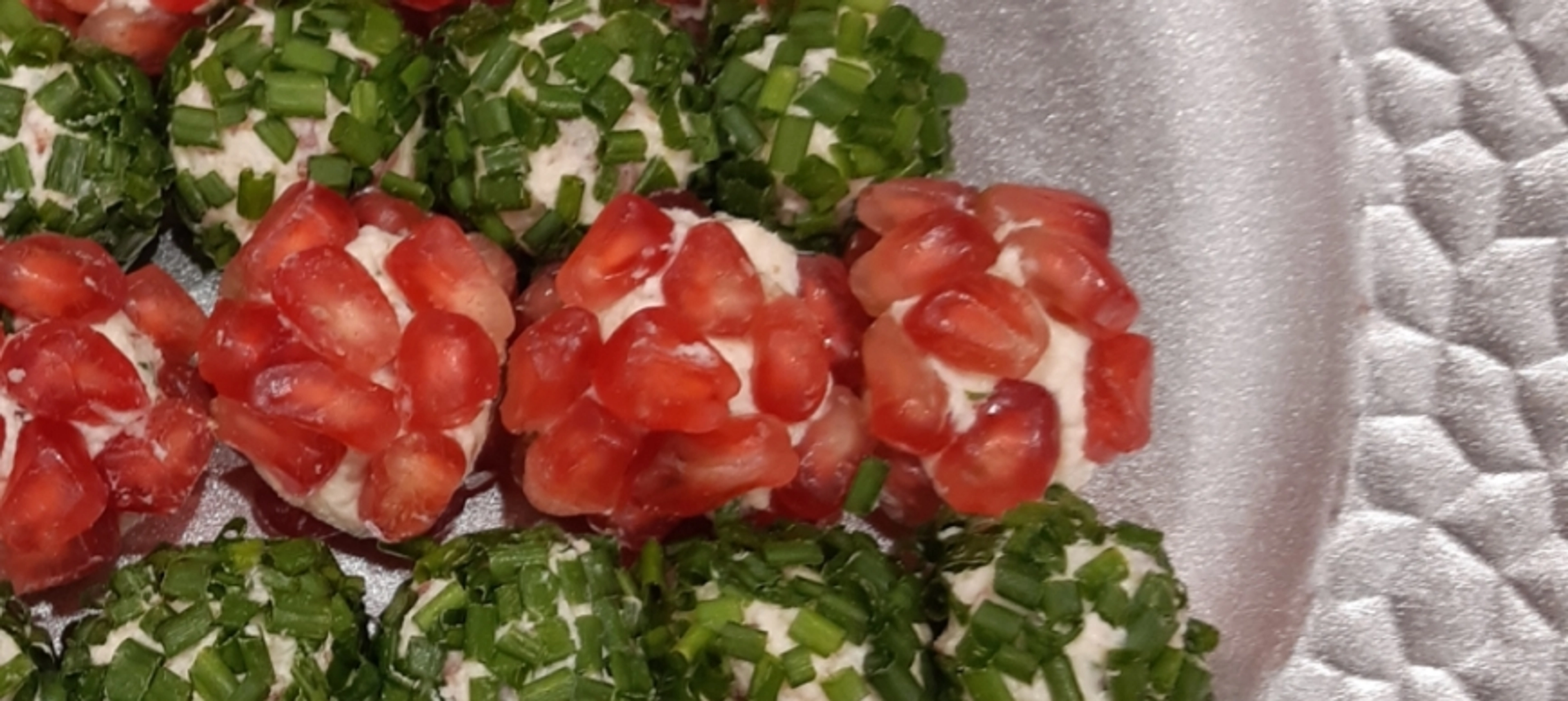 Árbol de Navidad de bolitas de queso crema con granada o cebollino