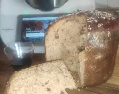 Step <p>Sacamos el pantettone del horno y rápidamente lo atravesamos por la mitad inferior con una brocheta y lo colocamos boca abajo hasta que se enfríe completamente. Espolvoreamos la superficie con azúcar glass.</p><p>La reducción de Pedro Ximénez restante la reservamos para cuando vayamos a comer el Panettone echarle un chorrito por encima.... os encantará! </p> illustration