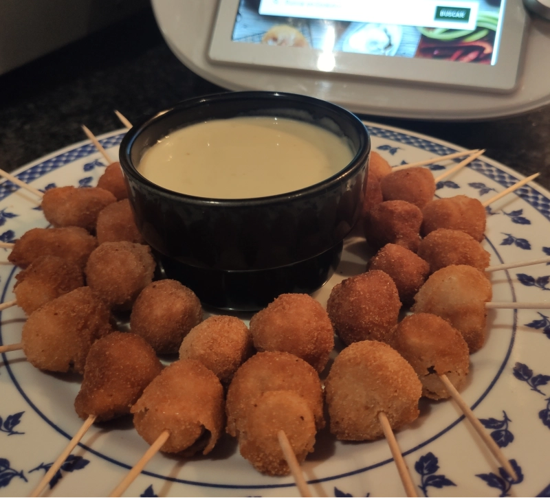 Champiñones empanados con salsa de cabrales o de roquefort