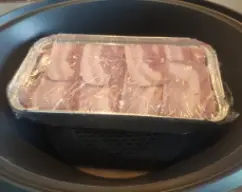 Step <p>Pon en el vaso la carne picada de pavo, el foie, la sal, la pimienta, la nuez moscada, los huevos, las nueces y las ciruelas pasas y programa 30 seg//vel 3para mezclarlo bien todo. Vierte la mezcla en el molde preparado, apretando bien con la espátula, y cubre con las lonchas de beicon por encima para taparlo. Tapa bien el molde con film transparente, colócalo dentro del recipiente Varoma, tapa y reservadlo. </p> illustration