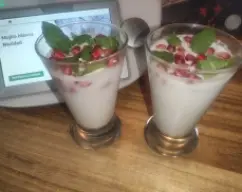 Step <p>Rompe con la mano las hojas de hierbabuena, ponlas en los vasos, añade aproximadamente 50 g de agua con gas en cada vaso y decora con los granos de granada y listooo nuestro Mojito blanco! </p> illustration