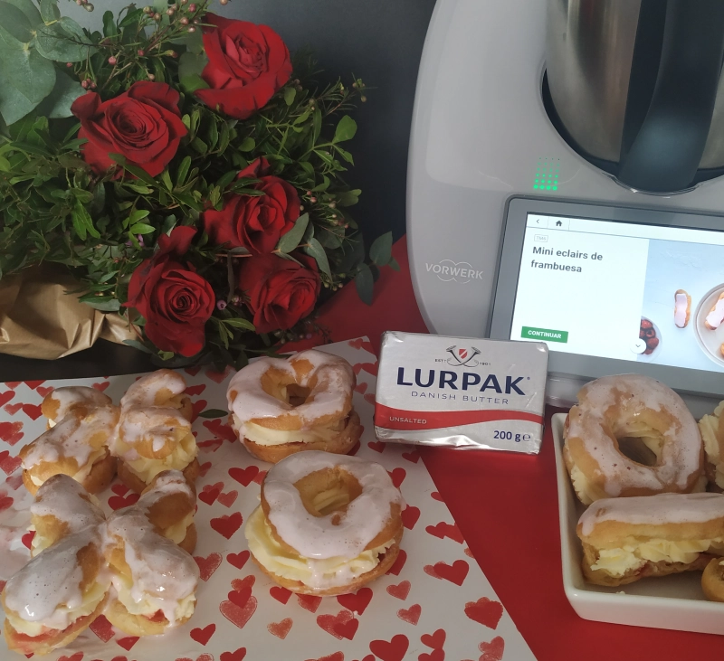 Mini eclairs de fresa y crema mascarpone con Lurpak® y Thermomix®