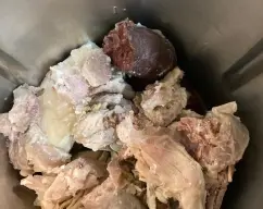 Step <p><span style="font-weight: normal;">Poner a herbir en un cazo con agua el chorizo y la morcilla, cuando hierba esperar 10 min y retirar. (de esta manera se desgrasa)</span></p> illustration