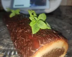 Step <p>Para el montaje coloca el rectángulo de mazapán sobre film transparente, pon encima el cilindro de nueces y, con la ayuda del film transparente, enróllalo sellando la unión y los extremos. Coloca el rollo de mazapán con la unión hacia abajo, sobre una rejilla y una bandeja debajo. Vierte la ganache sobre el rollo procurando que quede bien cubierto. Deja en la nevera durante aprox. 30 minutos.</p><p>Con ayuda de un tenedor, marca la superficie del tronco haciendo pequeñas hendiduras. Decora con nueces, con hojitas de menta o lo que os guste y listooo! A disfrutar del postre!</p> illustration