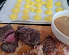 Step <p>Lava el vaso y cuela la salsa con un colador, ponla en el vaso limpio de la thermomix, coloca la mariposa, introduce 50g de mantequilla y mezcla 1min/*80ºc/ vel 3. Guarda la salsa en un bol para servir</p><p>Transfiere la salsa a una salsera. Cortar la carne en rodajas y servir, acompañada de patatas duquesa y salsa. </p> illustration