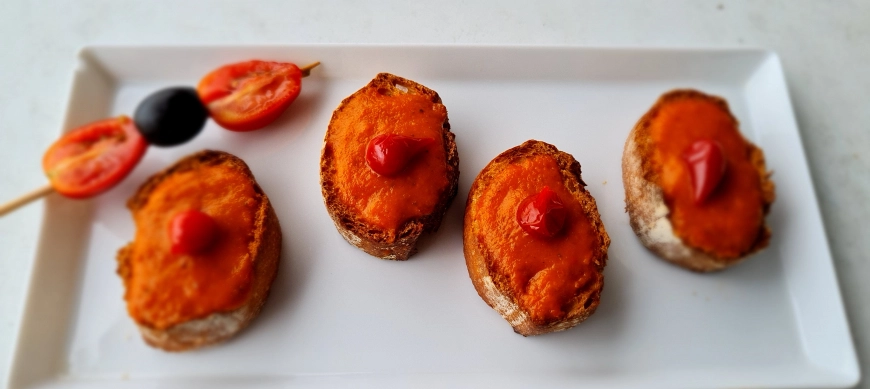 BRUSCHETTE ALLA CREMA DI PEPERONI (BRUSCHETA CON CREMA DE PIMIENTOS)