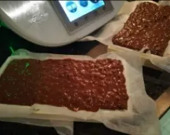 Step <p>Coloca de nuevo el vaso en la máquina, incorpora el arroz inflado o krispies y mezcla 20 seg/velocidad cuchara. Termina de mezclar con la espátula. Vierte la mezcla en los moldes preparados y golpea ligeramente sobre la superficie de trabajo para eliminar las burbujas de aire. Deja enfriar (aprox. 2 horas) y desmolda para servir o para envolverlo en papel bonito para regalar.</p> illustration