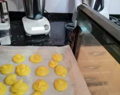 Step <p>Pon las patatas cocidas escurridas en el vaso de tu thermomix, incorpora 20g de mantequilla. Pon la maquina en marcha sin cubilete 1min/vel3, y ves introduciendo 4 yemas de huevo una a una, sal pimienta al gusto. Introduce la masa en una manga pastelera y en una bandeja de horno con papel de cocina ves haciendo tus patatas duquesa, hornea 15min/ 180ºc.</p> illustration