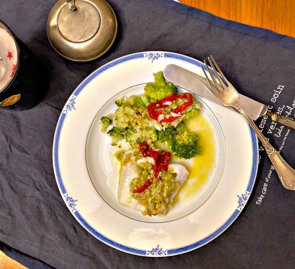 MERLUZA AL VAPOR CON BROCOLI Y VINAGRETA DE ENCURTIDOS