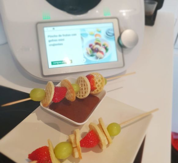 Pincho de frutas con gofres crujientes