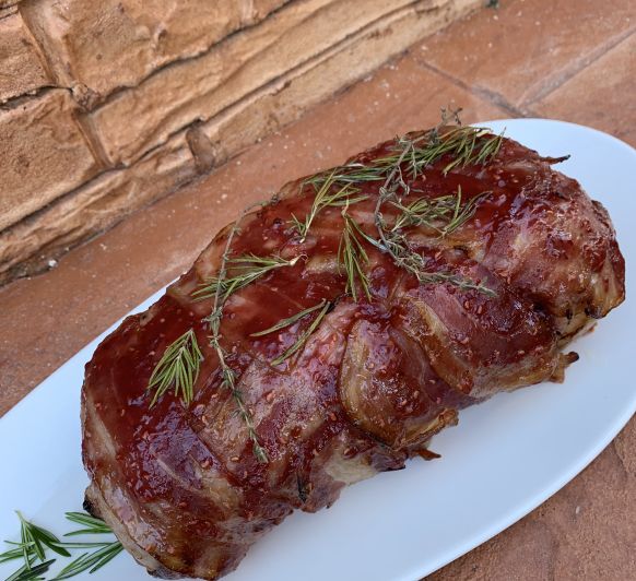 Rollo tres carnes con trenzado de beicon caramelizado