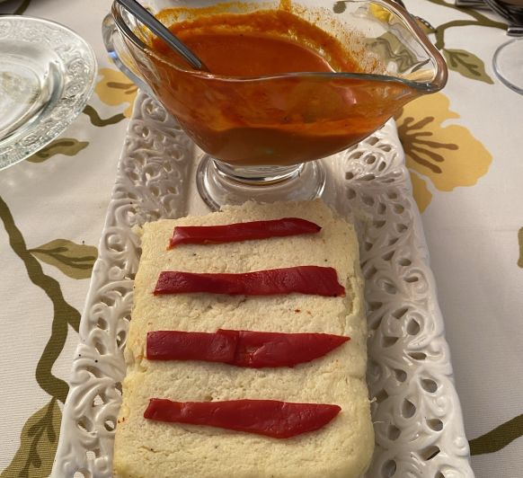 Pudín de bacalao con salsa de pimientos del piquillo