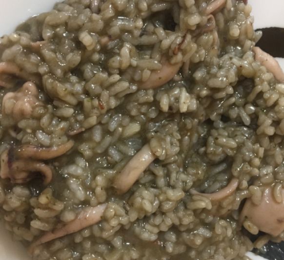 Arroz negro con calamares de lata