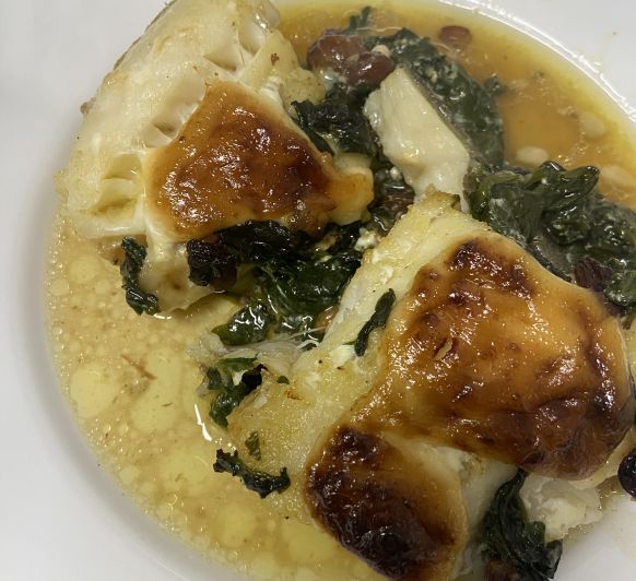 Bacalao a la catalana con pasas y piñones