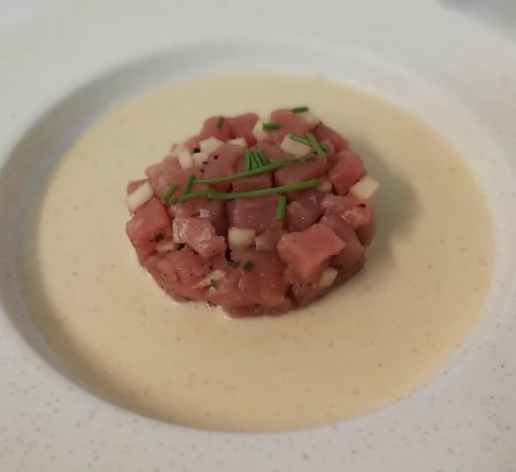 Tartar de atún rojo y crema de almendras
