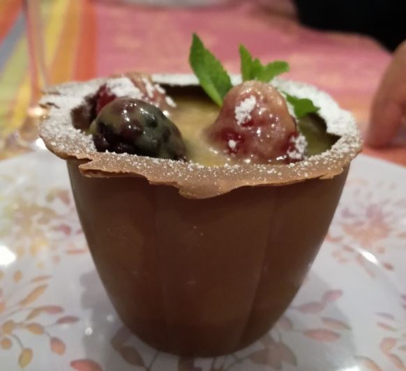 Vasitos de Chocolate con nata de Flan y salsa toffe