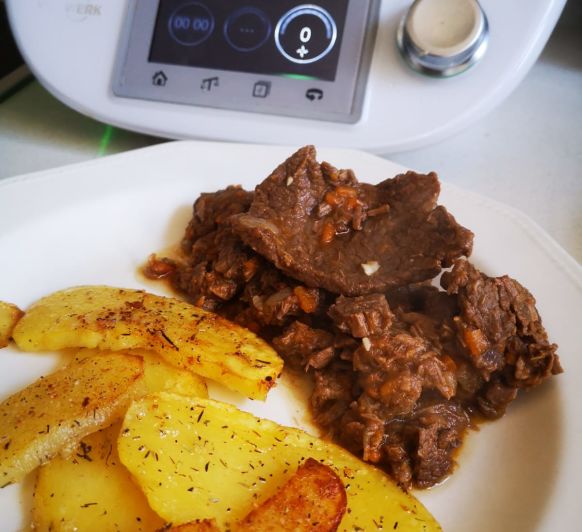 TERNERA GUISADA CON PATATAS A LAS HIERBAS