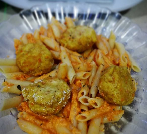 Pasta con albóndigas de zanahoria y avena
