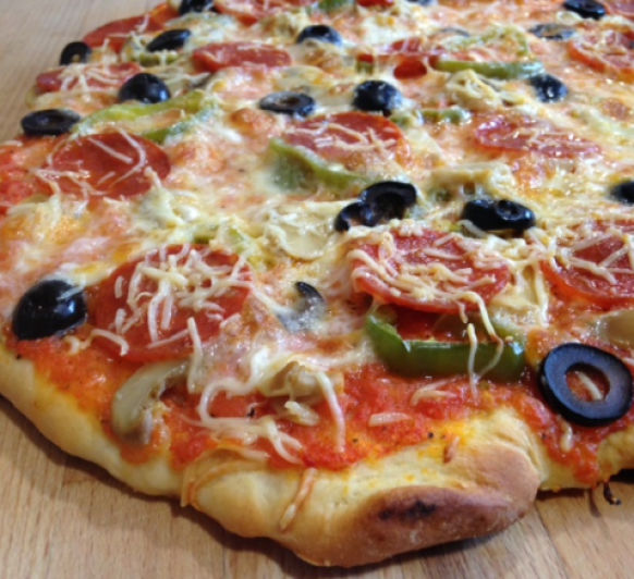 Pizza para la Noche. Pizza de pepperoni, emmental y champiñones