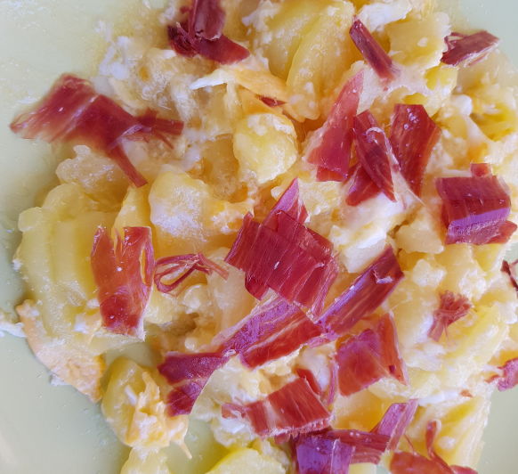 Huevos rotos con patatas y jamón