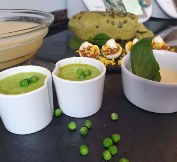Flan de guisantes con salsa de queso