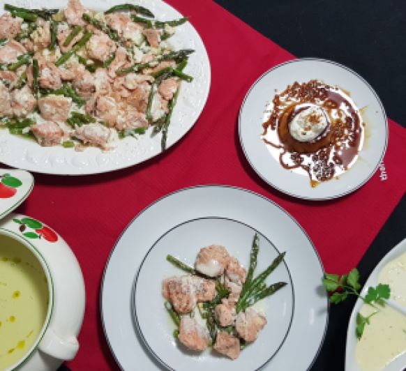 Vichyssoise. Salmón con esparragos verdes y salsa de queso manchego. Postres Quesillo de yogurt