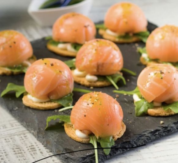 TOSTAS CON BOMBON DE SALMON