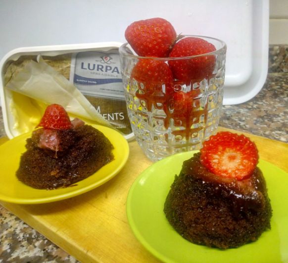 Versión muffins de chocolate al vapor con corazón de frambuesa