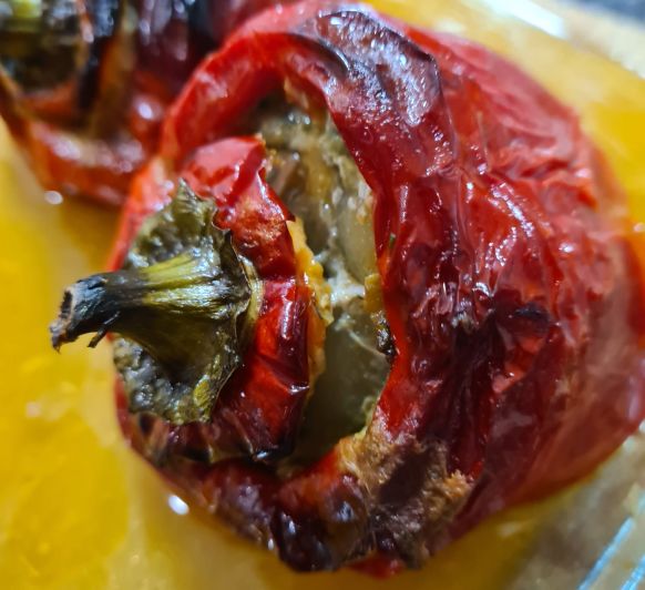 Pimientos rellenos de carne con salsa de tomate al vermut