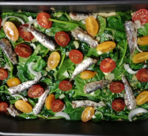 Coca mallorquina de espinacas con sardinas