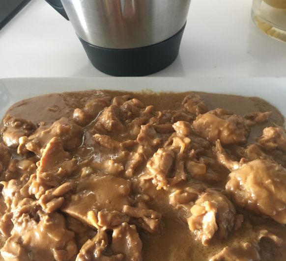 Pollo con salsa de cacahuete