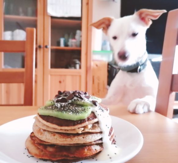 TORTITAS AMERICANAS DE AVENA Y PLÁTANO-YOGUR DE COCO (VEGANAS)