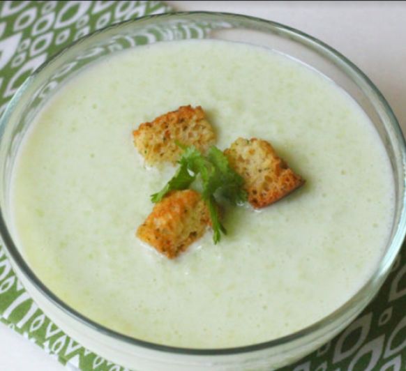 Sopa griega fria de yogur y pepino tzatziki con Thermomix®