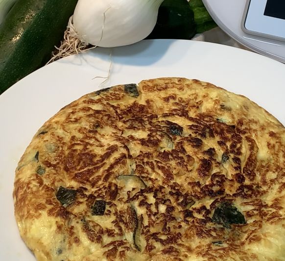 Tortilla de calabacín con cebolla caramelizada