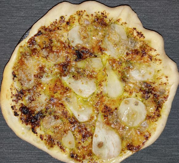 Pizza con pesto, pera y queso azul de cabra en Thermomix®