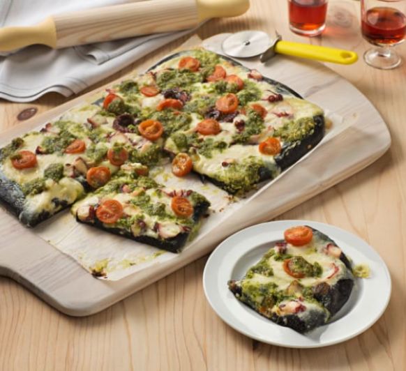 Pizza nero di sepia con pulpo y pesto de almendra, con Thermomix®