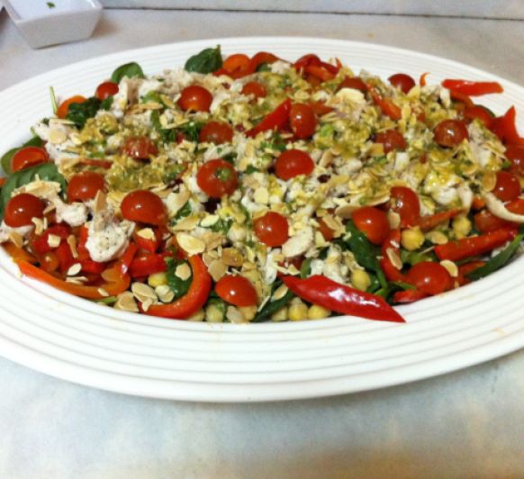 Ensalada templada de garbanzos, pimiento y pollo