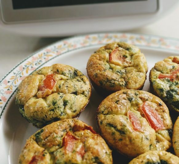 Muffins d' ou amb espinacs i tomàquets