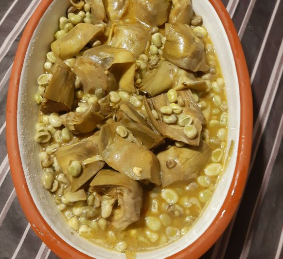 ALCACHOFAS CON HABITAS AL AZAFRÁN